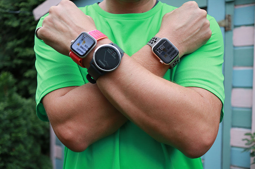 Man sieht die Apple Watch 8, die Apple Watch SE und die Garmin vivoactive 4.
